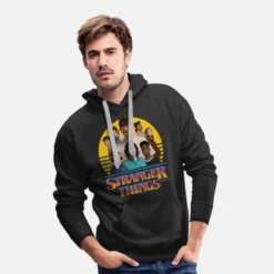 'Stranger Things Logo Mit Charakteren' Männer Premium Hoodie | Spreadshirt